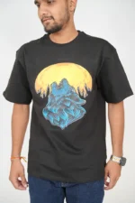 Man wearing black short-sleeve round-neck t-shirt and jeans, front view